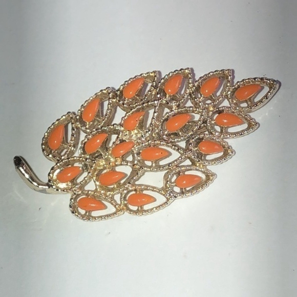 Vintage Jewelry - Gerry’s Vintage Light Gold Tone Enamel Leaf Brooch Shoulder Pin
